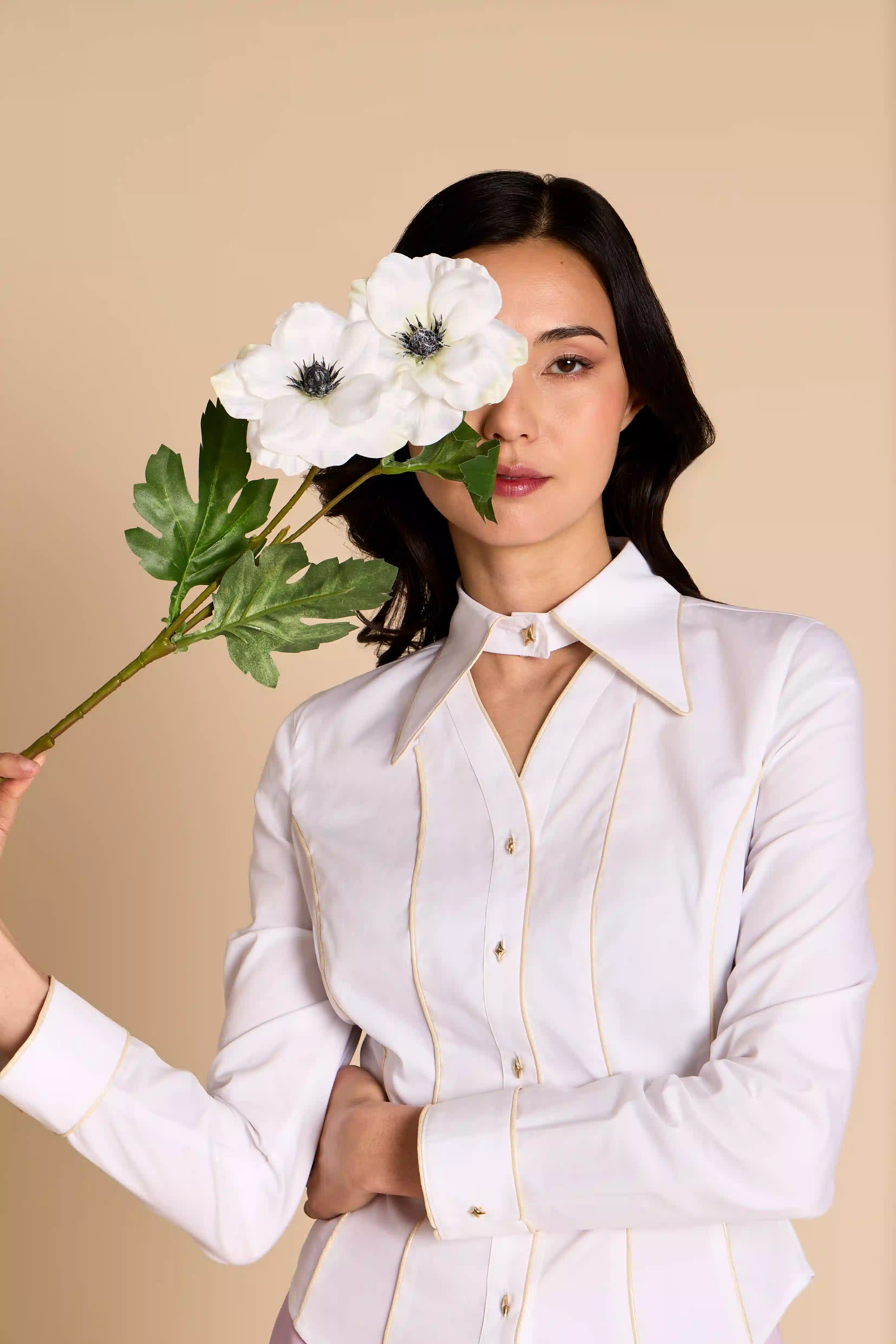 clecle-salle-des-silhouettes-anthonia-chemise-fleurs-galerie